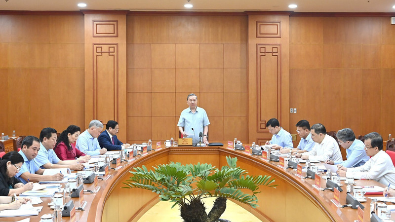 苏林总书记与政府党委常务委员会就《土地法（修正案）》及相关法律进行工作讨论。