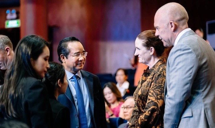 胡志明市人民委员会主席阮文得在仪式上和代表们交流。