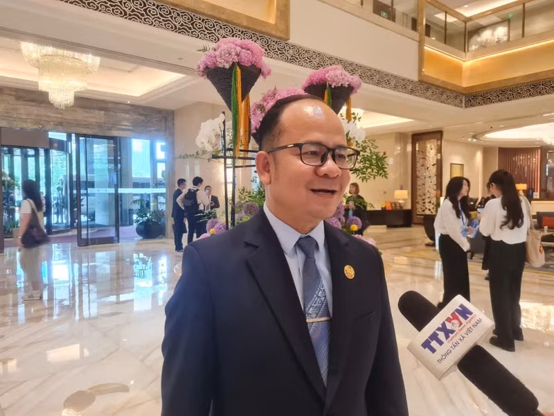 老挝人民革命党中央委员会候补委员、中央宣传部副部长坎蒙·占塔吉接受越通社驻华记者采访。（图片来源：越通社）