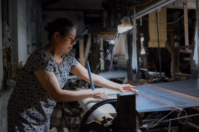 万福丝绸村将技术和数字化转型应用于生产中。