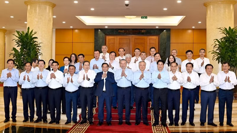 苏林总书记与政府党委常委委员合影。