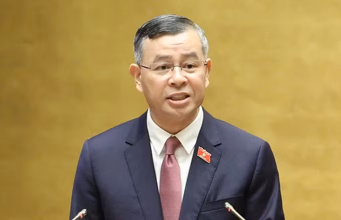 越南财政部长吴文俊在第十六届第一次会议上就国会代表提出有关经济社会发展计划的一些问题作出说明。