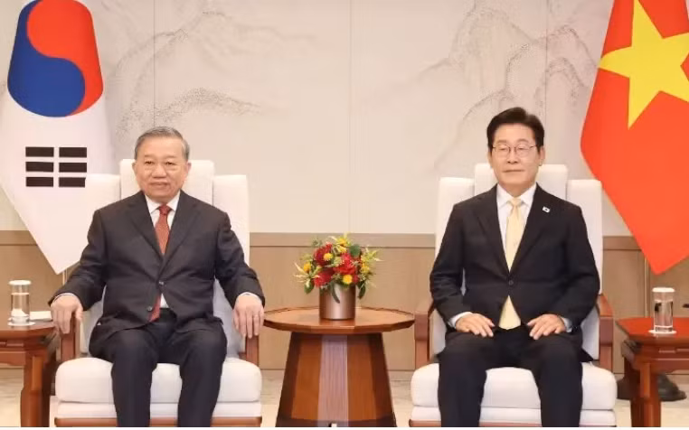 2025年8月，越共中央总书记苏林对韩国进行国事访问，同韩国总统李在明举行会谈前合影。