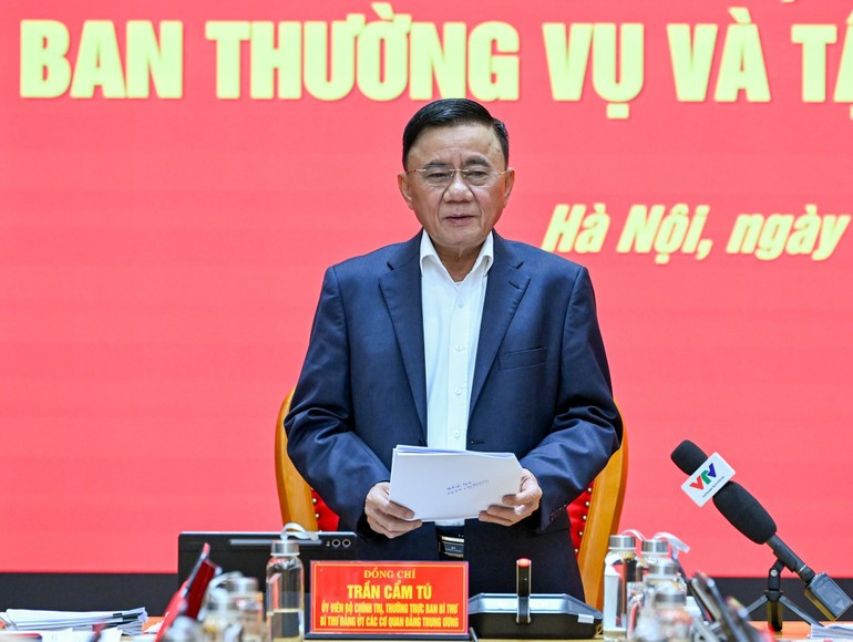 越共中央政治局委员、中央书记处常务书记、中央党机关党委书记陈锦秀主持会议。（维灵 摄）