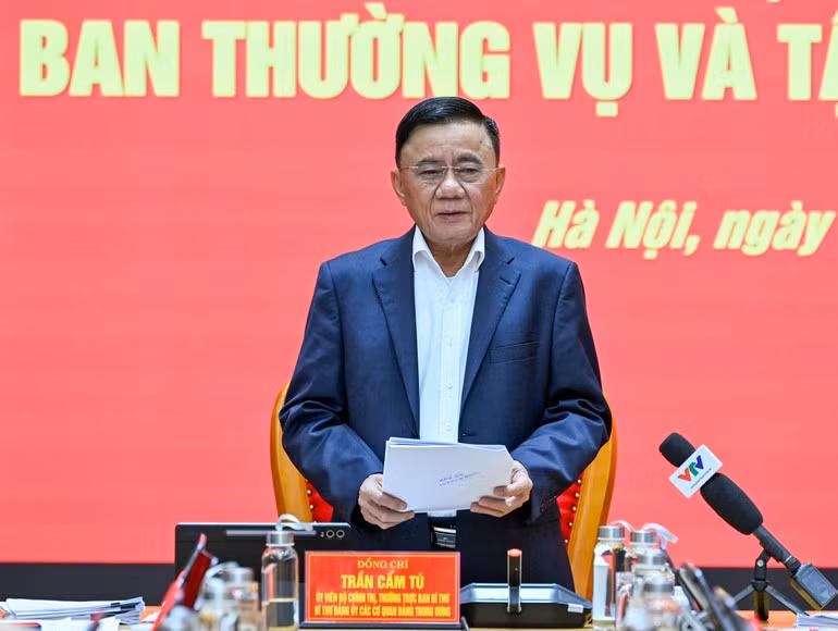 越共中央政治局委员、中央书记处常务书记、中央党机关党委书记陈锦秀主持会议。（维灵 摄）