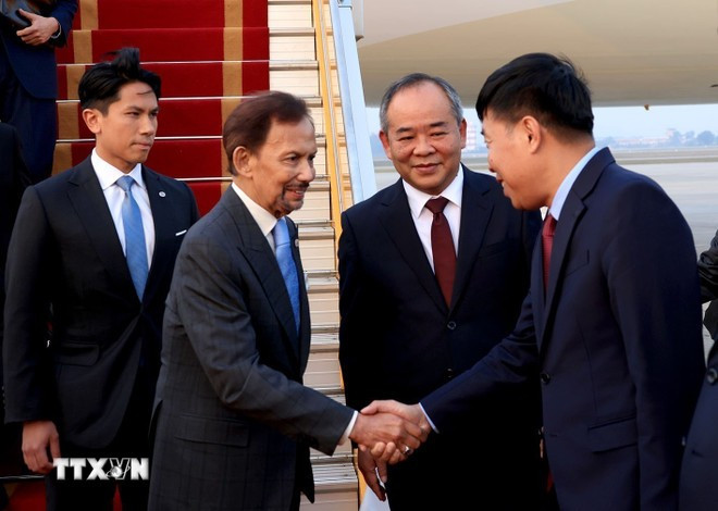 文莱达鲁萨兰国苏丹哈吉·哈桑纳尔·博尔基亚抵达河内，开始对越南进行国事访问。（图片来源：越通社）