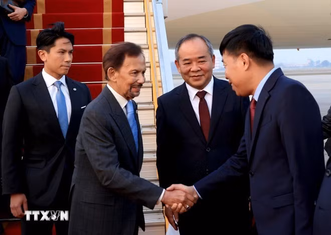 文莱达鲁萨兰国苏丹哈吉·哈桑纳尔·博尔基亚抵达河内，开始对越南进行国事访问。（图片来源：越通社）