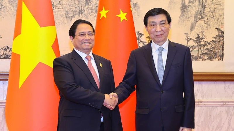 越南政府总理范明正会见中国全国政协主席王沪宁。