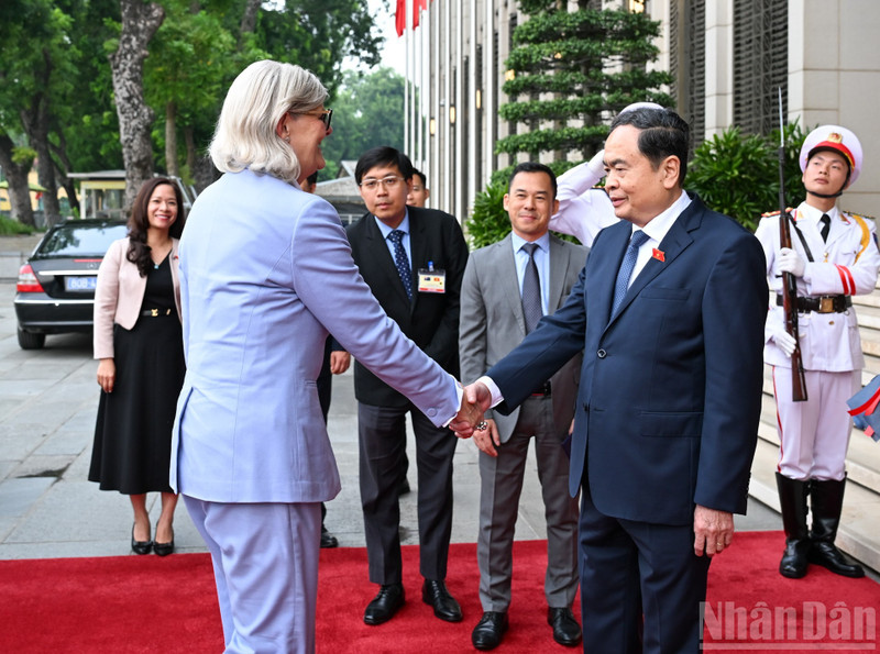 国会主席陈青敏欢迎澳大利亚总督萨曼莎·莫斯廷到访。（维灵 摄）
