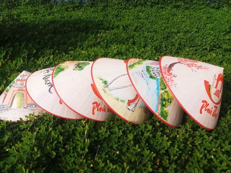 差娥斗笠已成为一种旅游产品，是游客每次到访手工艺村时别具特色的纪念礼物。（图片来源：langngheviet.com.vn）