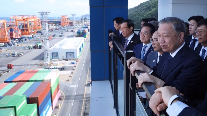 越共中央总书记苏林访问韩国釜山港。