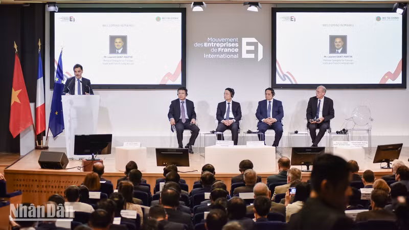 越南政府总理范明正在法国首都巴黎出席越法企业论坛。（凯旋 明维 摄）