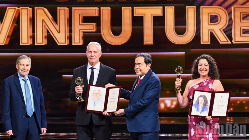 国会主席陈青敏向获奖科学家颁授奖状。（成达 摄）