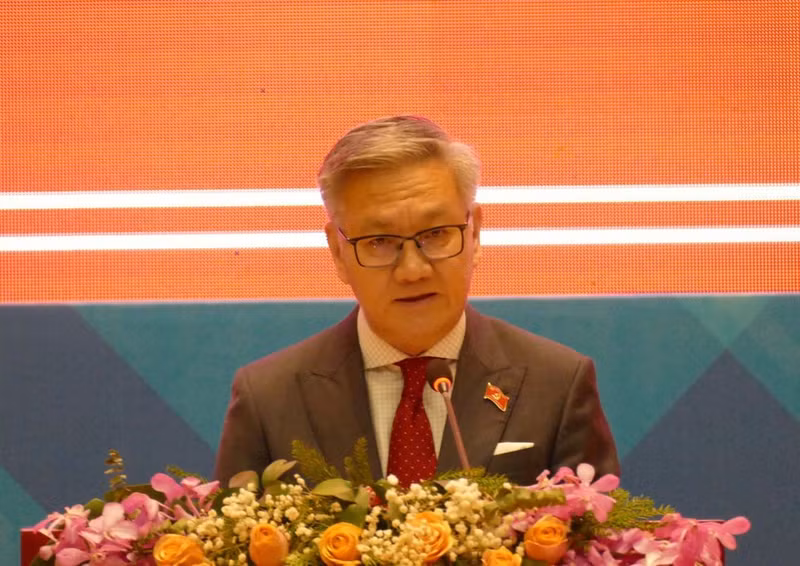 老挝外交部长通沙万·丰威汉在首都万象国家会议中心主持新闻发布会，公布老挝人民革命党第十二次全国代表大会的成果。