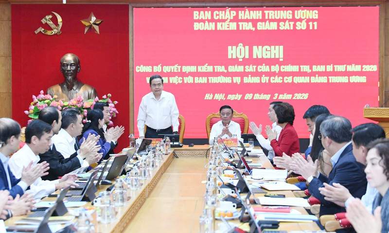 陈青敏同志与陈锦秀同志共同主持决定公布会议。