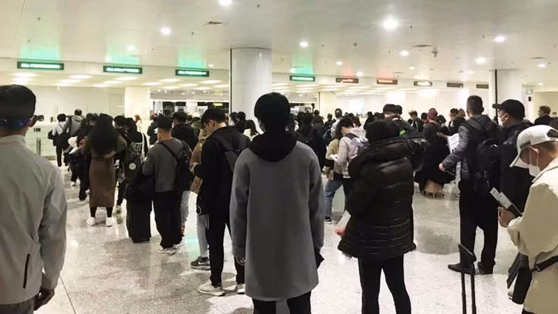 附图：新山一机场场入境办理处。