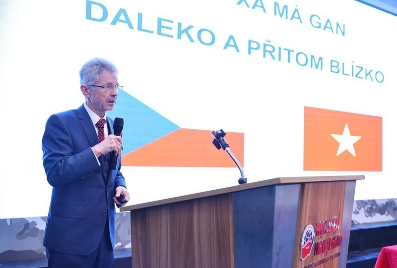 捷克议会参议院主席米洛什·维斯特奇尔与越南外交学院师生交流。