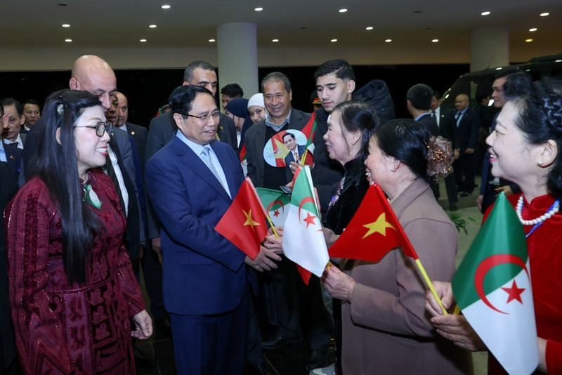 政府总理范明正和夫人会见旅居阿尔及利亚越南侨胞代表。