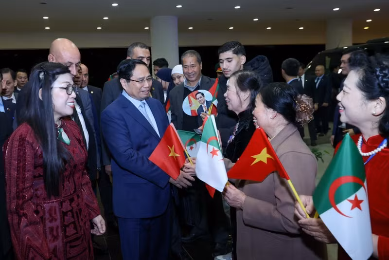 政府总理范明正和夫人会见旅居阿尔及利亚越南侨胞代表。