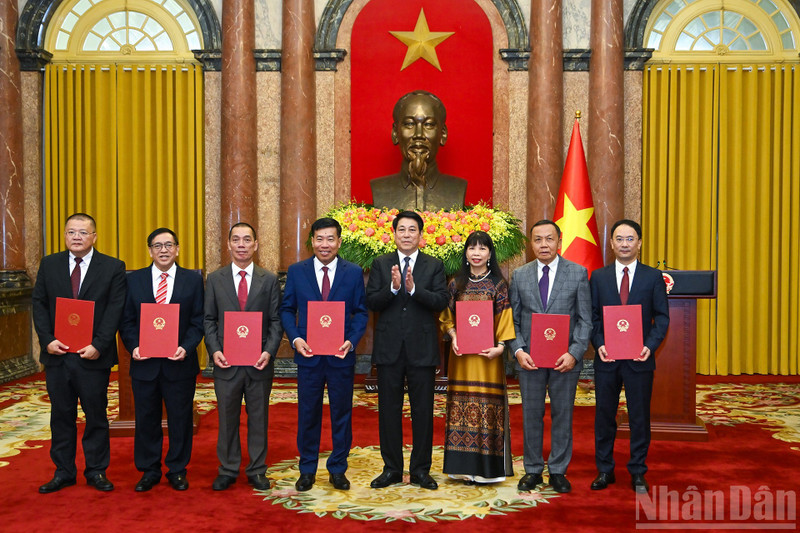 越南国家主席梁强同越南驻外大使和首席代表合影。（水源 摄）
