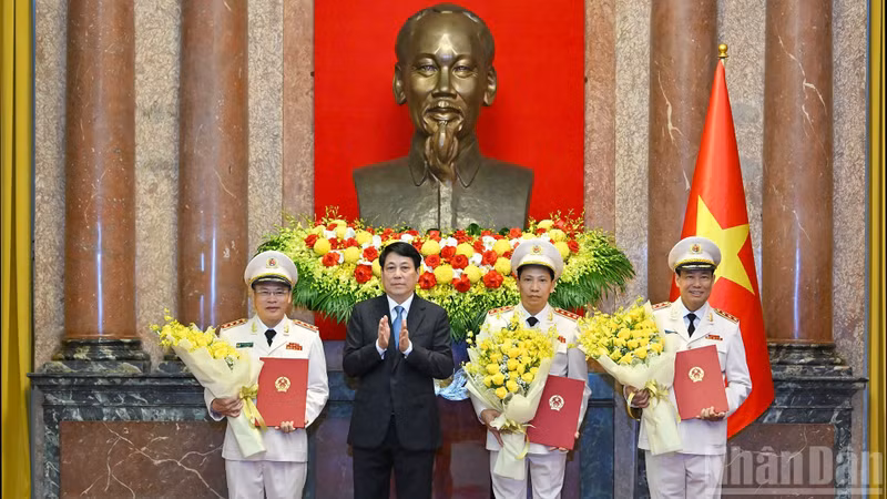 国家主席梁强向公安部领导授予晋升上将军衔决定。