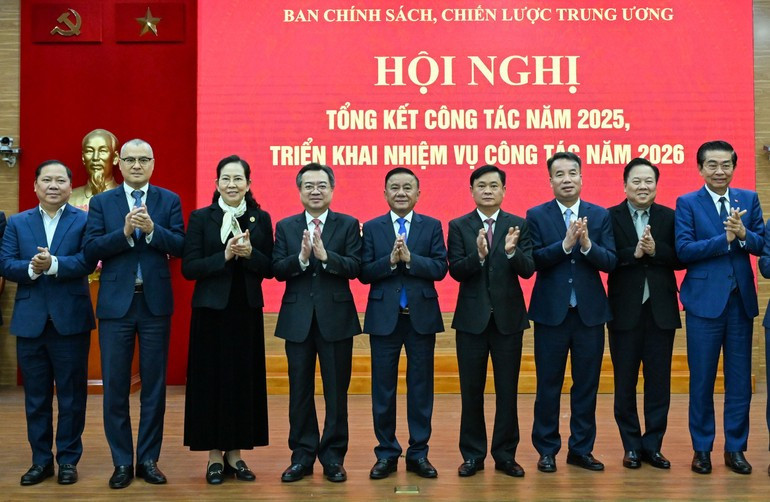 越共中央政治局委员、中央书记处常务书记陈锦绣出席会议。（维灵 摄）