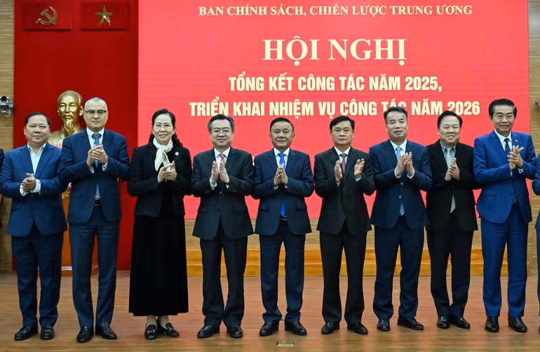 越共中央政治局委员、中央书记处常务书记陈锦绣出席会议。（维灵 摄）