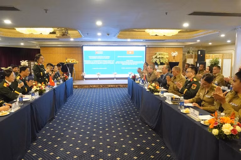 越南人民军青年军官与古巴革命武装力量青年军官的交流座谈活动场景。（图片来源：qdnd.vn）
