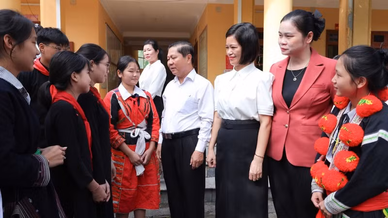 教育培训部领导看望沾化民族寄宿制高中学校。