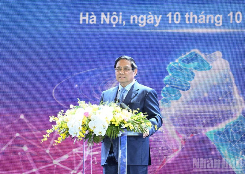 越南政府总理范明正在河内出席2025年越南私营经济全景（ViPEL）会议。