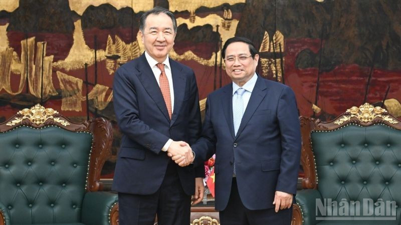 越南政府总理范明正会见欧亚经济委员会执委会主席萨金塔耶夫。