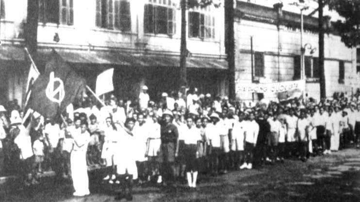 1945年八月革命期间，西贡先锋青年展示力量。（图片来源：胡志明市博物馆）