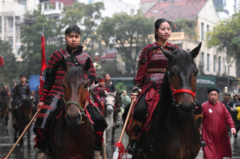 50多位模特和演员共同参加了“百花步行”巡游活动。
