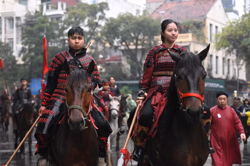 50多位模特和演员共同参加了“百花步行”巡游活动。