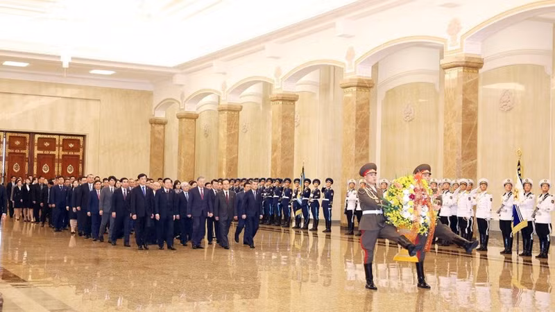 越共中央总书记苏林向金日成主席和金正日总书记敬献花圈。