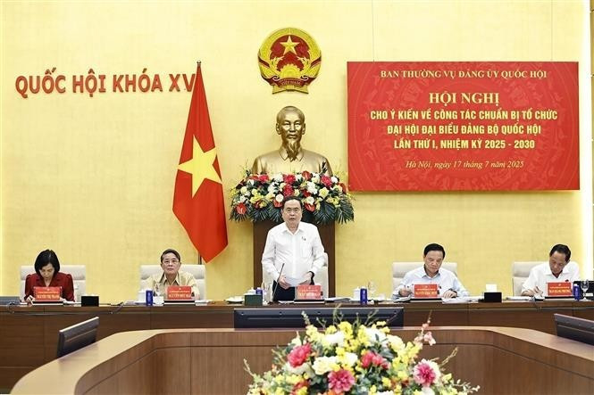 会议由越共中央政治局委员、国会党委书记、国会主席陈青敏主持。