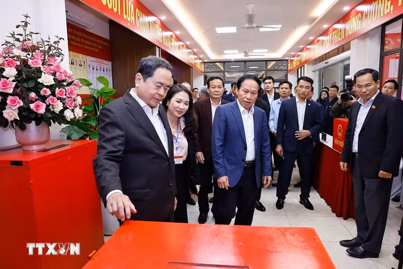 国会主席陈青敏率团检查海防市海安坊选举筹备工作。（图片来源：越通社）