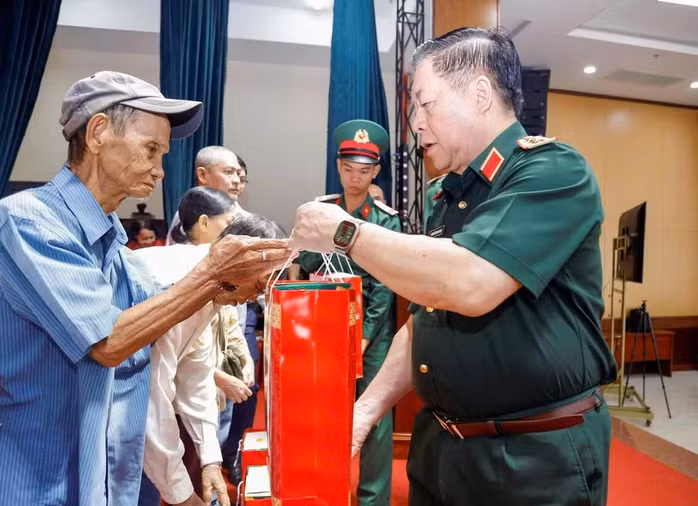 越南人民军总政治局主任阮重义大将走访慰问嘉莱省优抚家庭。