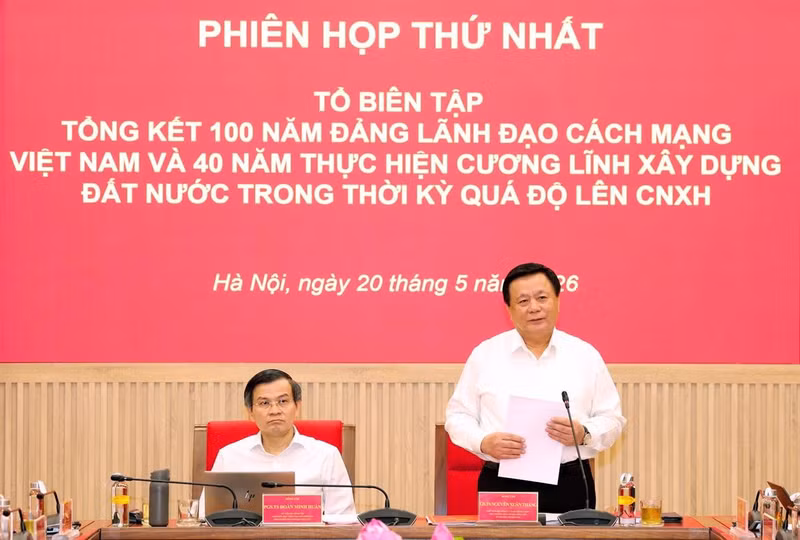 第十三届越共中央政治局委员，中央理论委员会主席，总结指导委员会副主任，编委会主任阮春胜教授在会议上发表讲话。