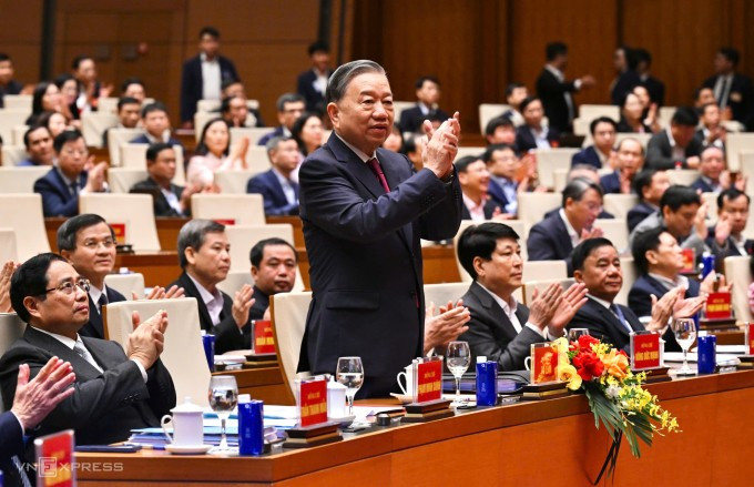 越共中央总书记苏林等国家领导人出席会议。（图片来源：越南快讯）