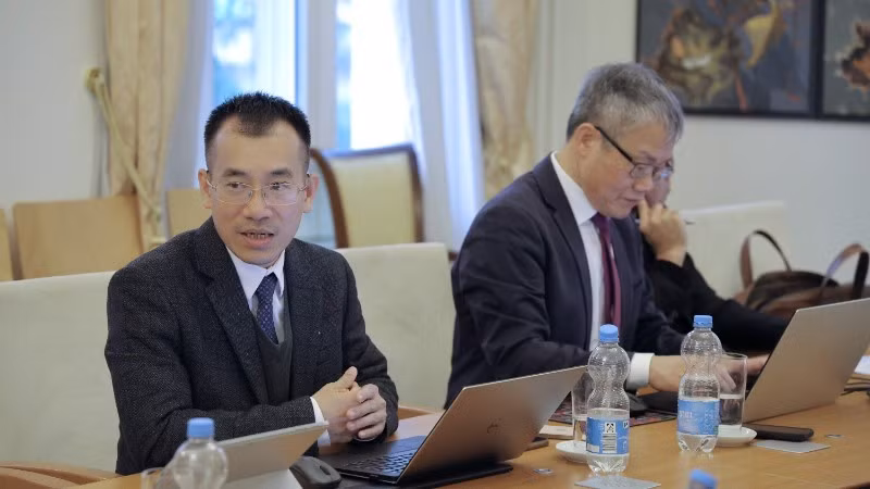 越南国家科学技术发展基金会（NAFOSTED）副经理阮富平在座谈会上发言。（图片来源：越通社）