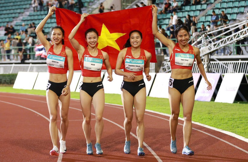 女子4x100米接力赛，冯氏慧、黎氏锦绣、轲青竹、何氏秋摘得银牌。