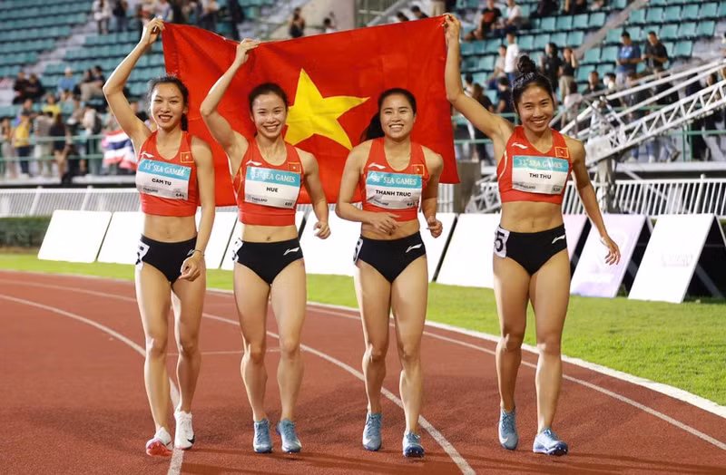 女子4x100米接力赛，冯氏慧、黎氏锦绣、轲青竹、何氏秋摘得银牌。