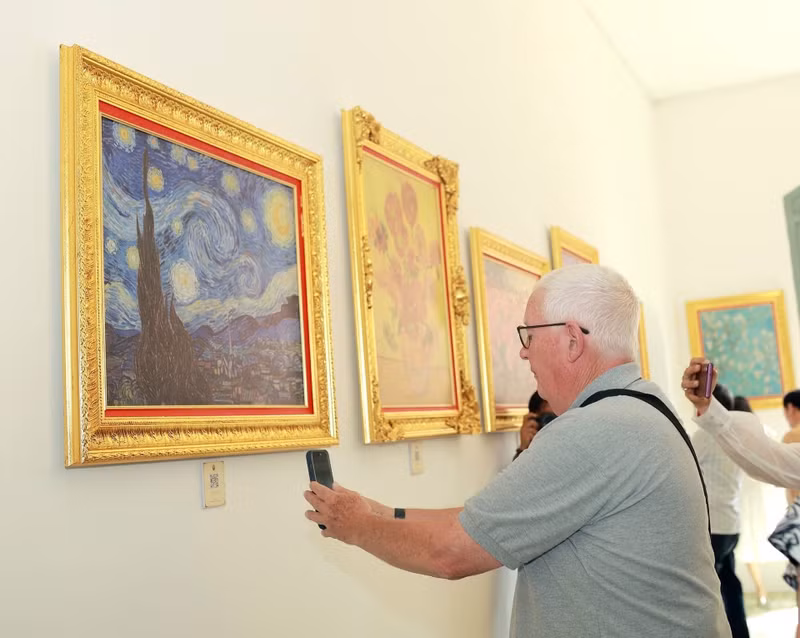 外国游客扫码了解画作信息。