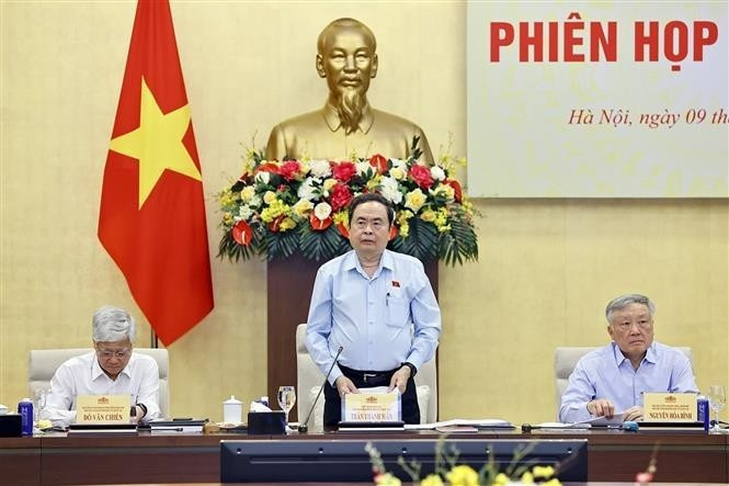 越共中央政治局委员、国会主席、国家选举委员会主席陈青敏主持会议。