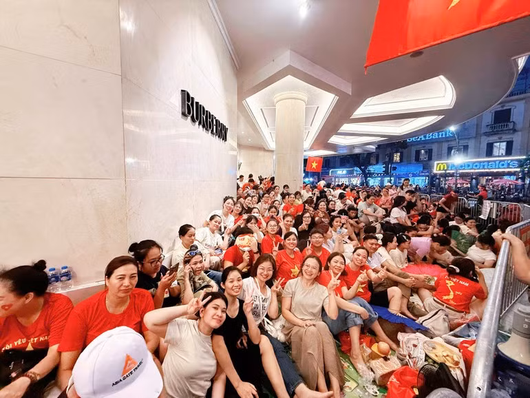 河内民众熬夜等待9·2国庆阅兵游行，这里是市中心的长前-牌街十字路口。（潘石 摄）