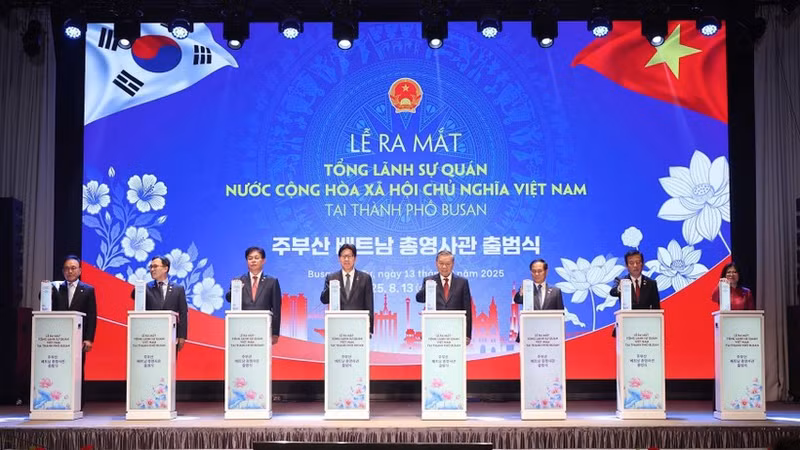 苏林总书记出席越南驻釜山总领事馆开馆仪式。