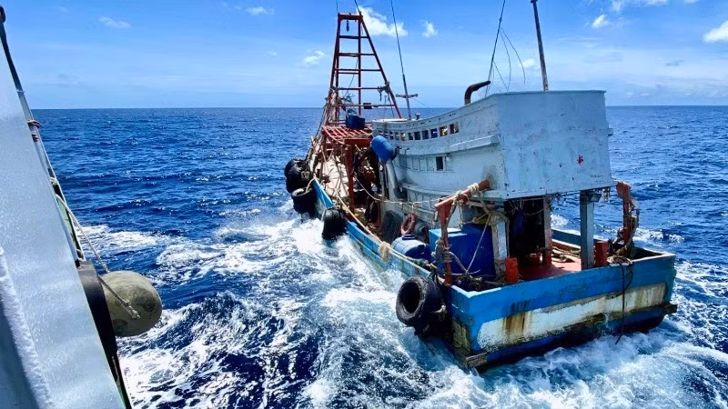 KG 90991 TS渔船的一名船员在海上遇险。