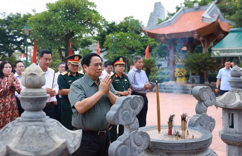 政府总理范明正在广治省向胡志明主席及英雄烈士敬香。（图片来源：越通社）