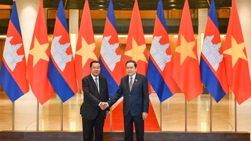 越南国会主席陈青敏与柬埔寨人民党。主席、参议院主席洪森握手。